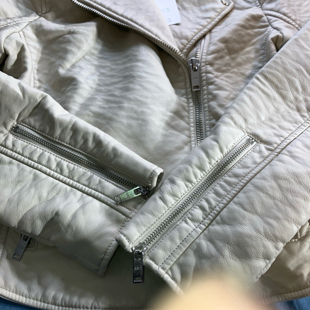 Abercrombie & Fitch Women's Off-White Leather Jacket - Picture 4 of 8